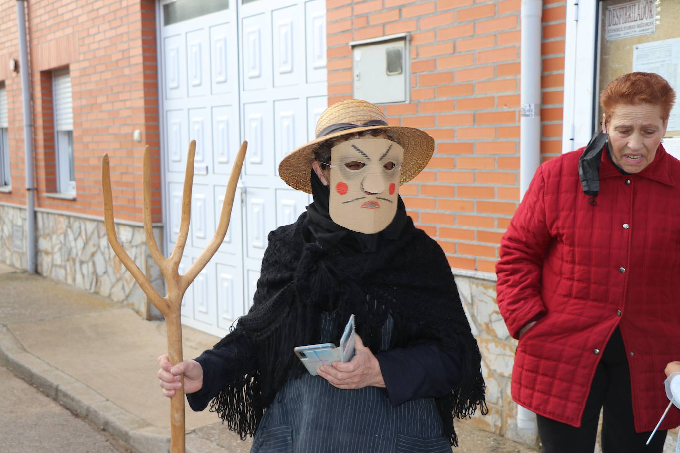 La comitiva de la fiesta de Carnaval pasó por varias de las calles de la localidad asustando a sus vecinos hasta llegar a la plaza.