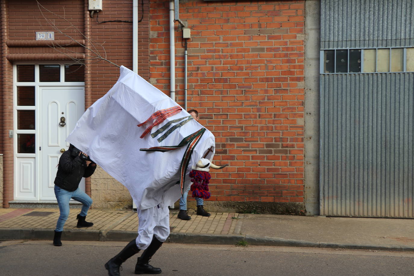 La comitiva de la fiesta de Carnaval pasó por varias de las calles de la localidad asustando a sus vecinos hasta llegar a la plaza.