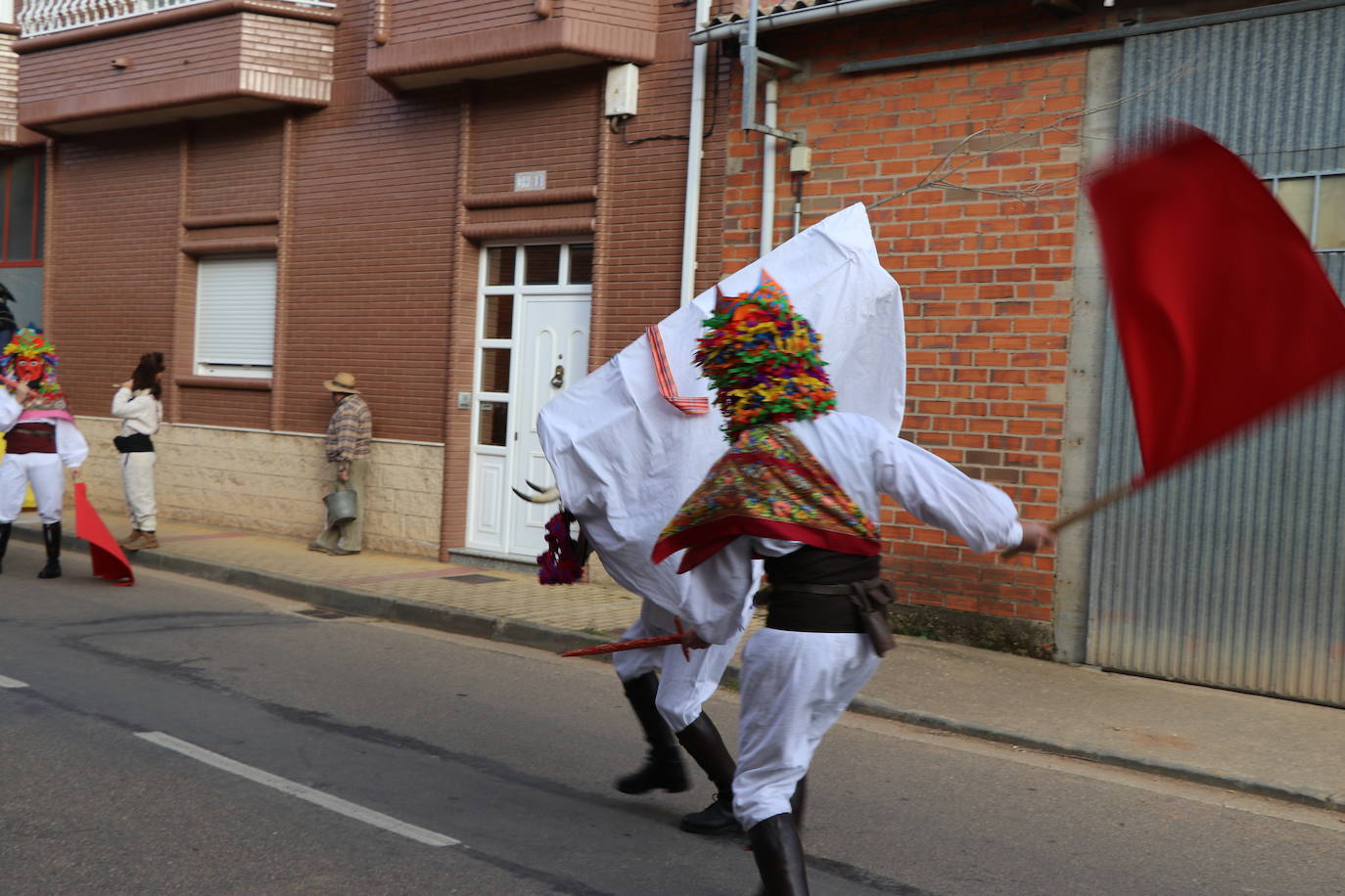 La comitiva de la fiesta de Carnaval pasó por varias de las calles de la localidad asustando a sus vecinos hasta llegar a la plaza.