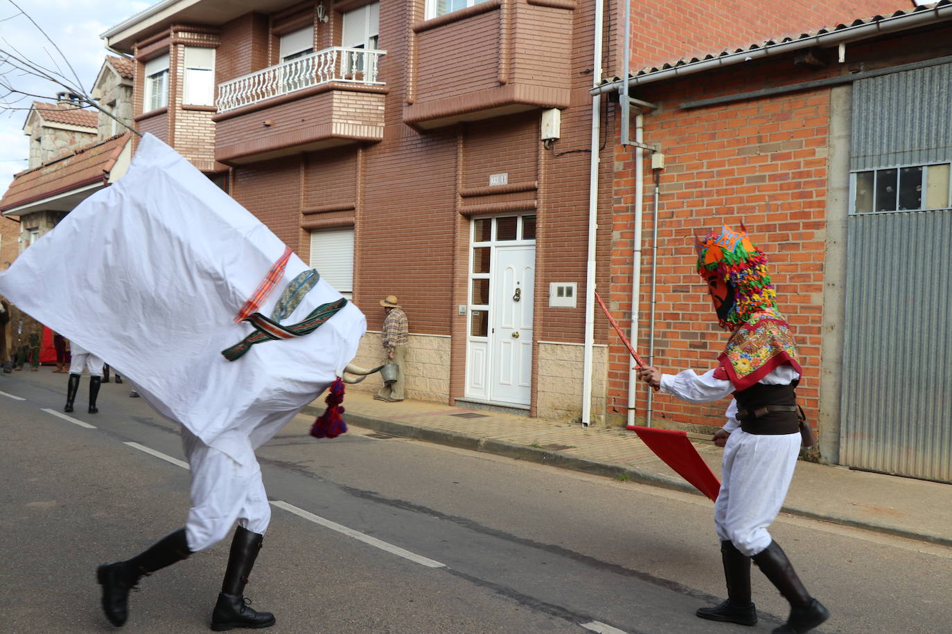 La comitiva de la fiesta de Carnaval pasó por varias de las calles de la localidad asustando a sus vecinos hasta llegar a la plaza.