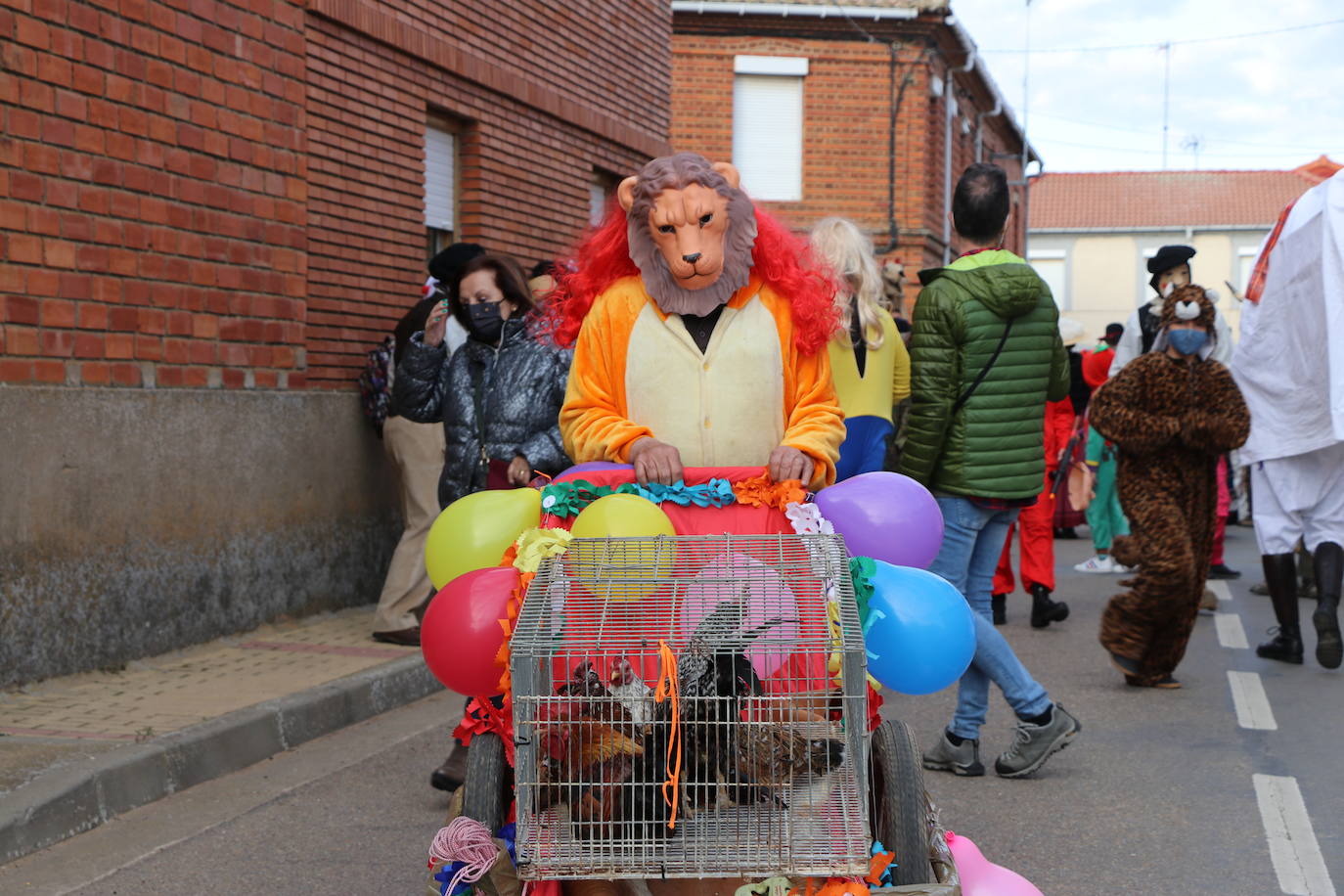 La comitiva de la fiesta de Carnaval pasó por varias de las calles de la localidad asustando a sus vecinos hasta llegar a la plaza.