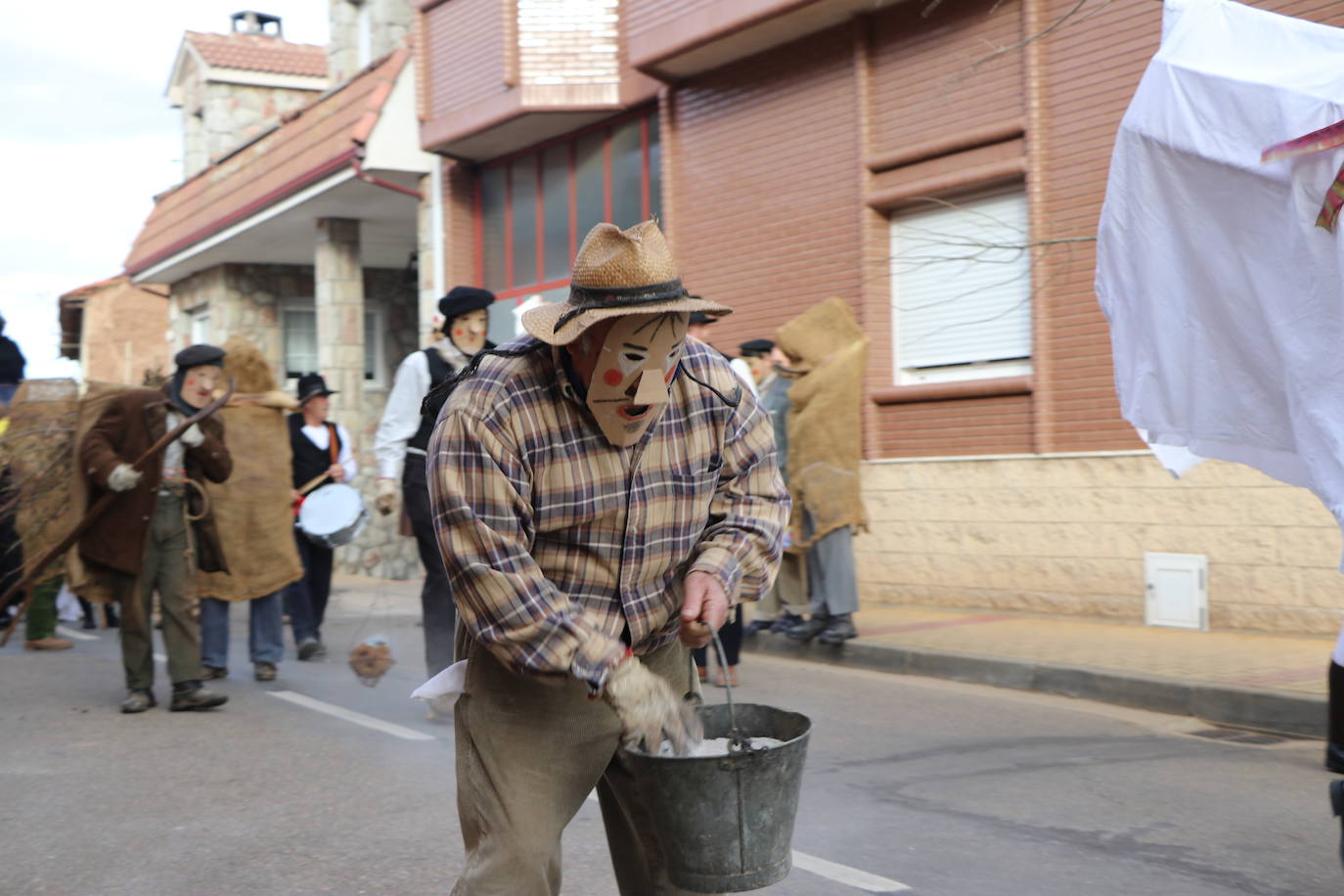 La comitiva de la fiesta de Carnaval pasó por varias de las calles de la localidad asustando a sus vecinos hasta llegar a la plaza.