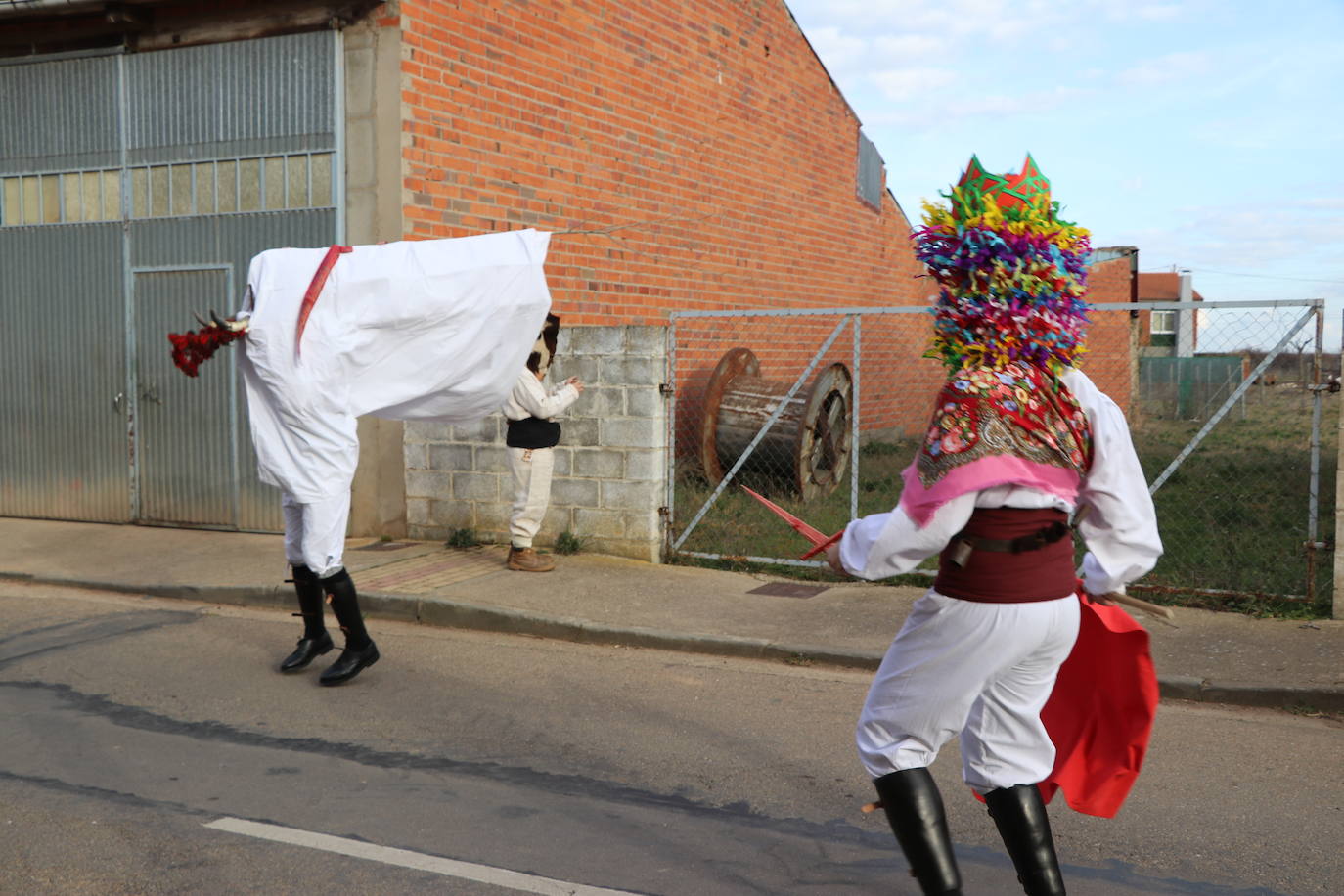 La comitiva de la fiesta de Carnaval pasó por varias de las calles de la localidad asustando a sus vecinos hasta llegar a la plaza.