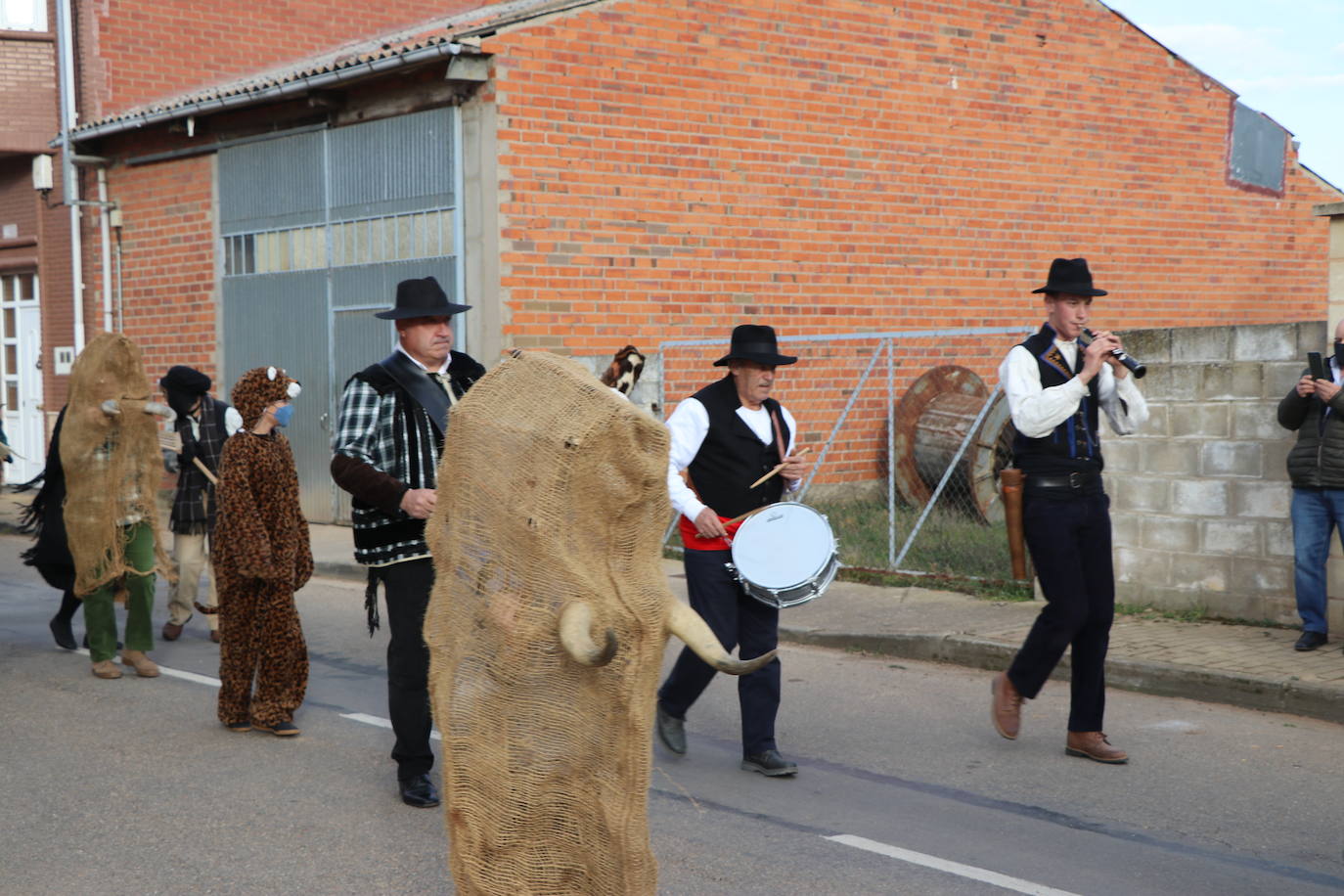 La comitiva de la fiesta de Carnaval pasó por varias de las calles de la localidad asustando a sus vecinos hasta llegar a la plaza.