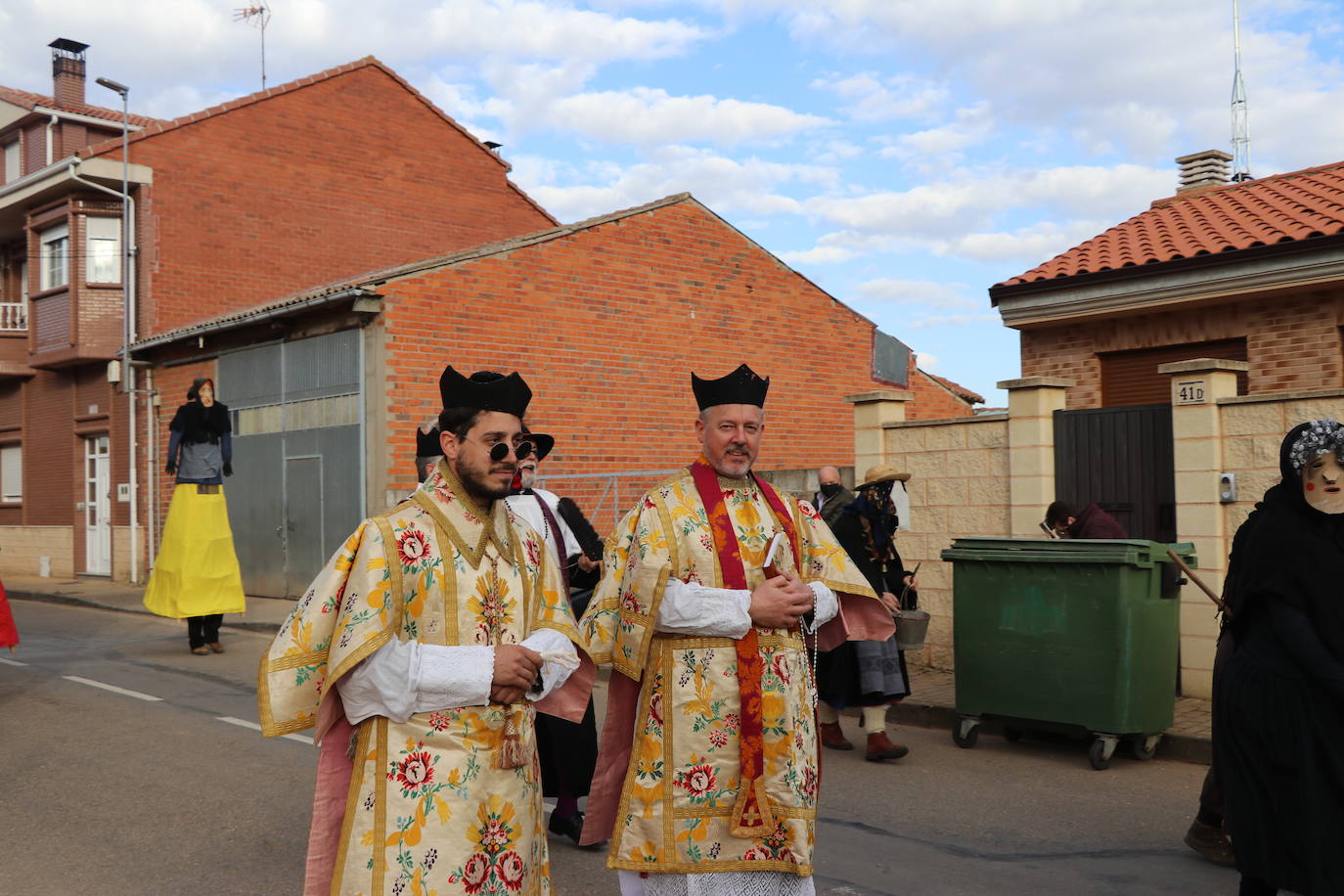 La comitiva de la fiesta de Carnaval pasó por varias de las calles de la localidad asustando a sus vecinos hasta llegar a la plaza.