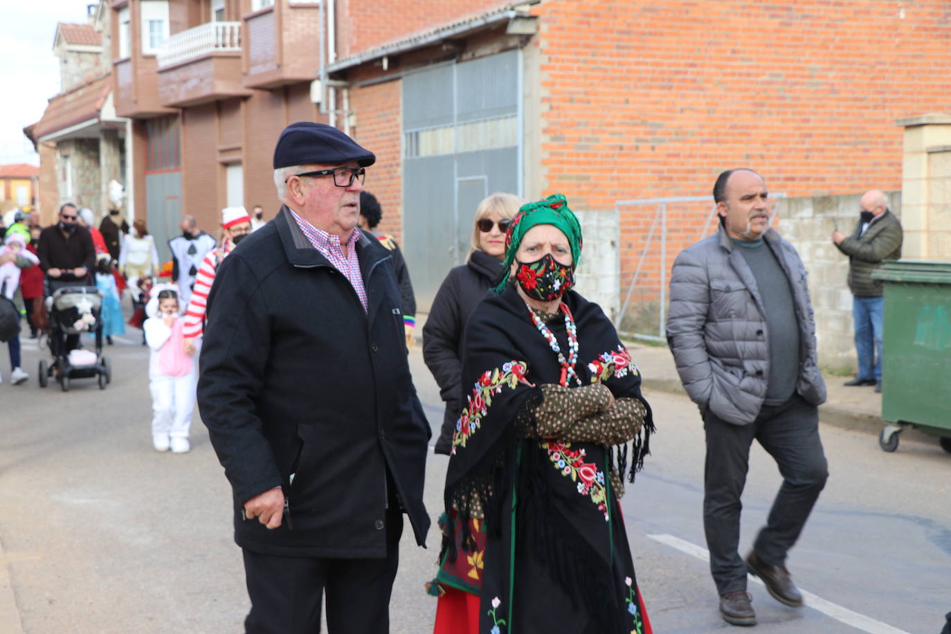 La comitiva de la fiesta de Carnaval pasó por varias de las calles de la localidad asustando a sus vecinos hasta llegar a la plaza.