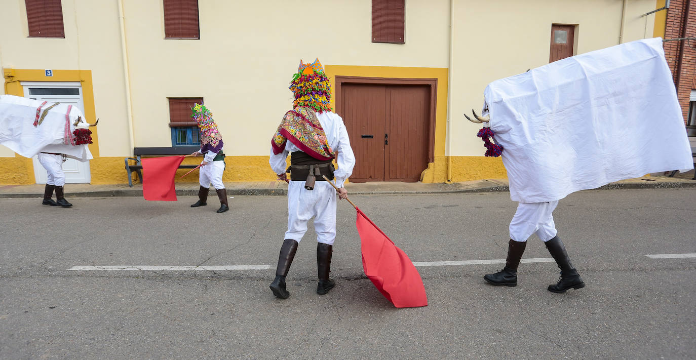 La comitiva de la fiesta de Carnaval pasó por varias de las calles de la localidad asustando a sus vecinos hasta llegar a la plaza.