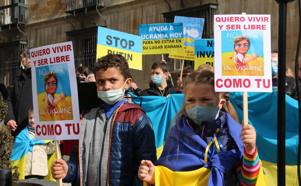 Miles de personas se concentran en León para exigir el fin de la guerra en Ucrania y el cese de la invasión rusa en su territorio.
