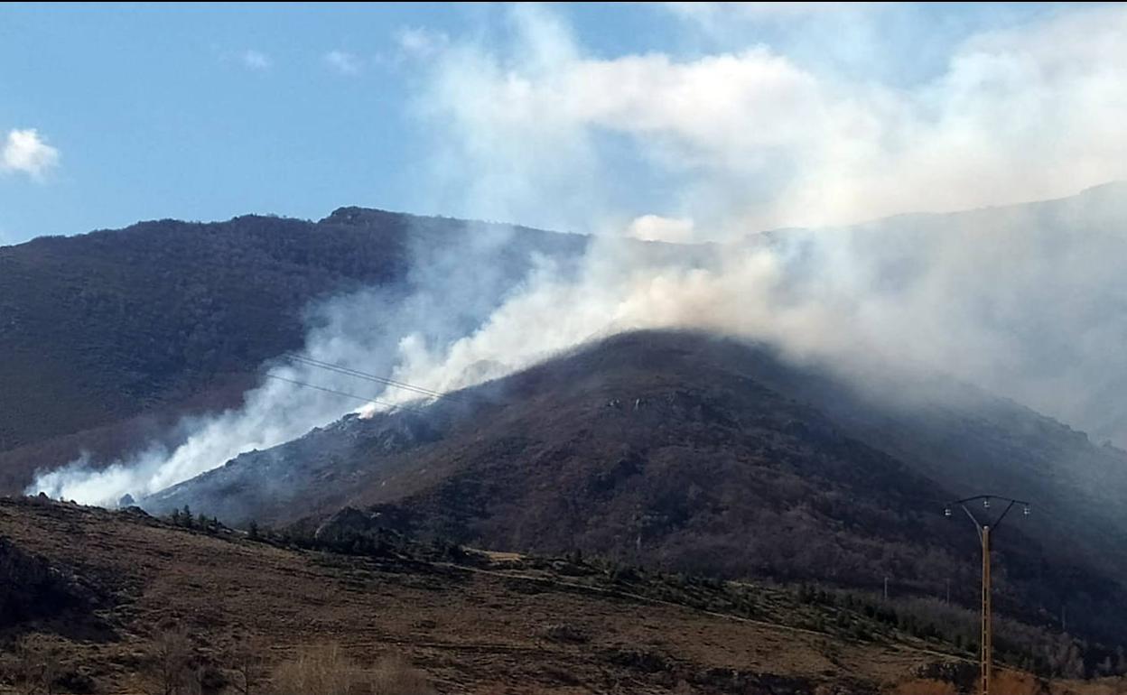 Imágenes del incendio que se propaga por los montes de Sena de Luna.