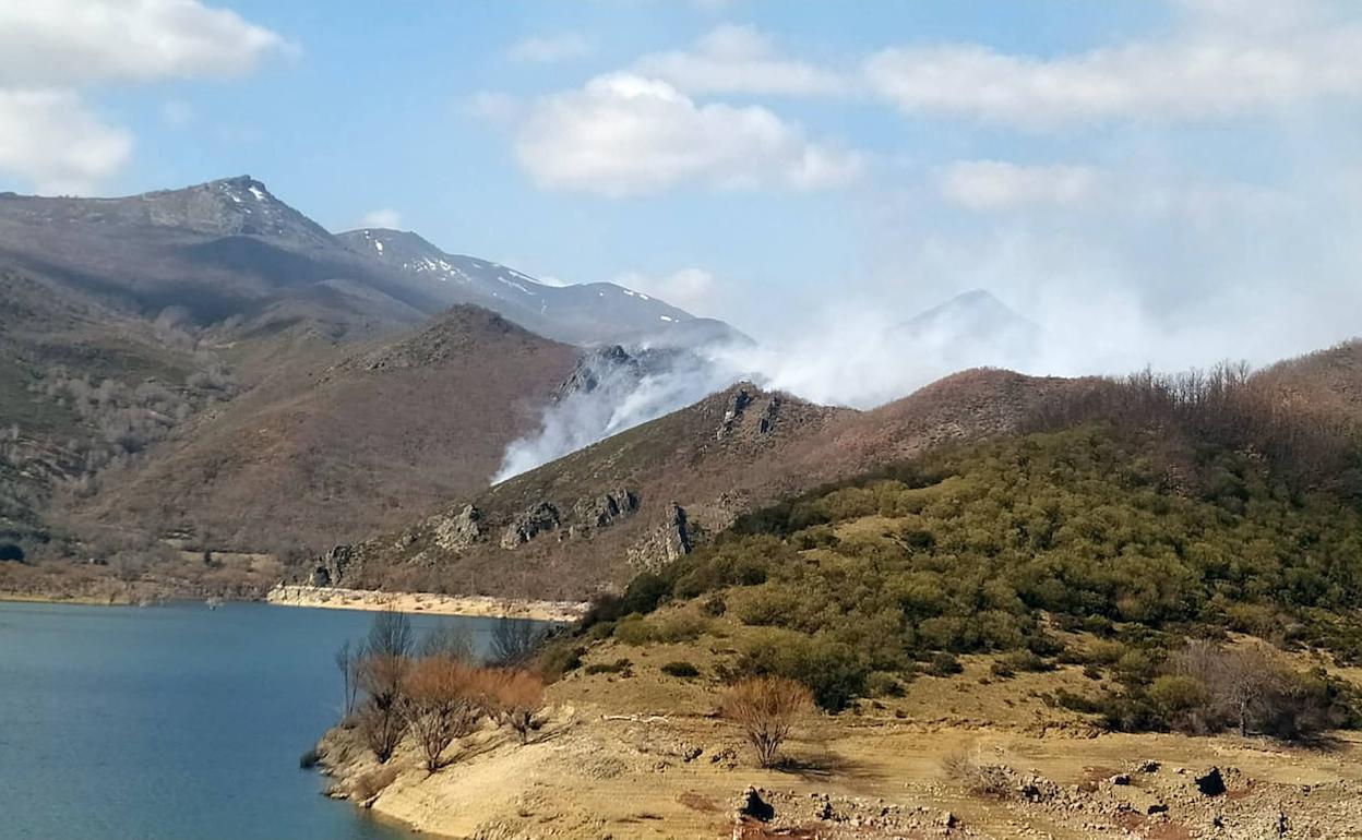 Los incendios se han propagado por diferentes puntos de la geografía leonesa.