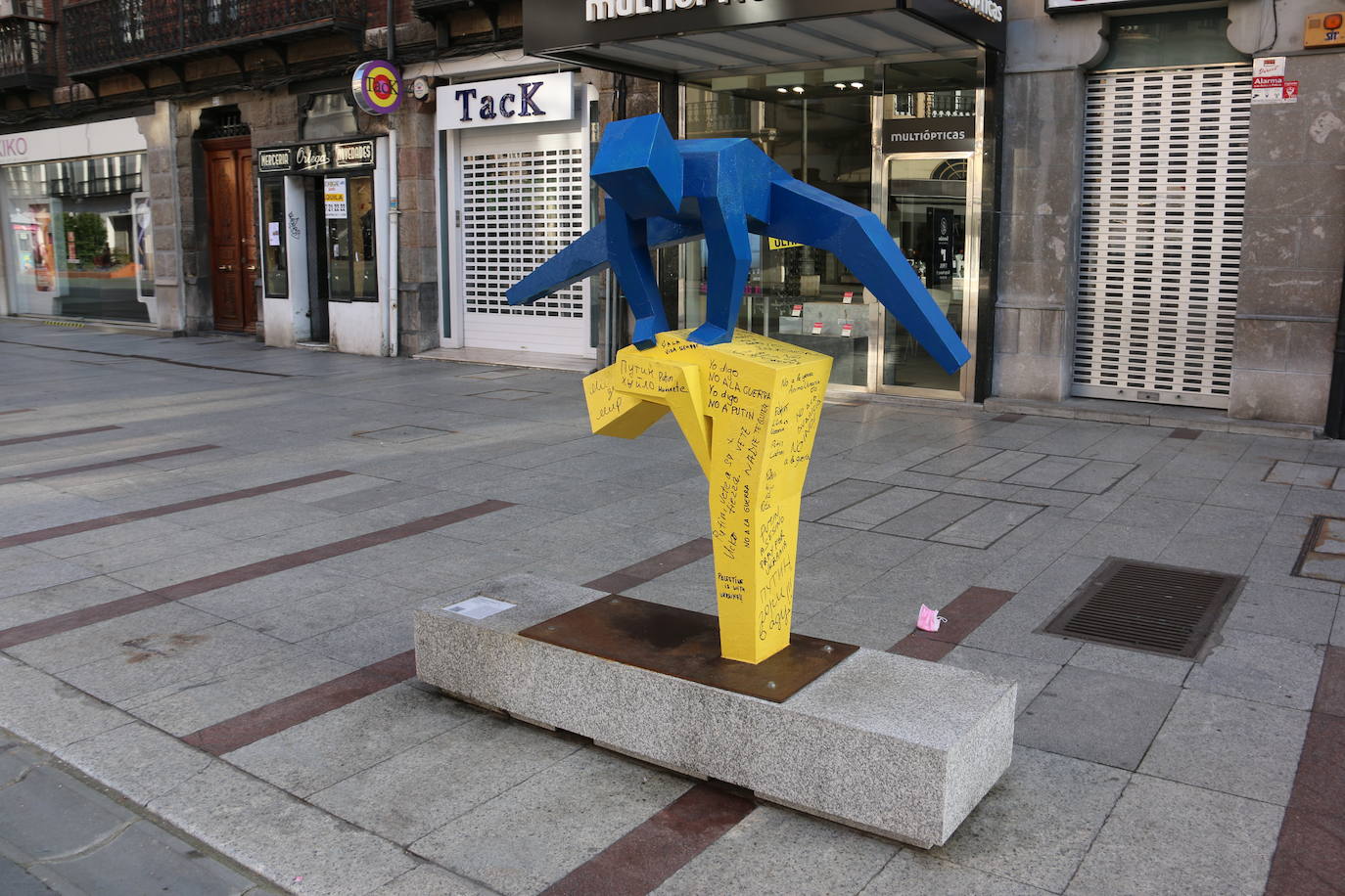 La escultura de Javier Robles refleja un nuevo significado tras la crisis de Ucrania.