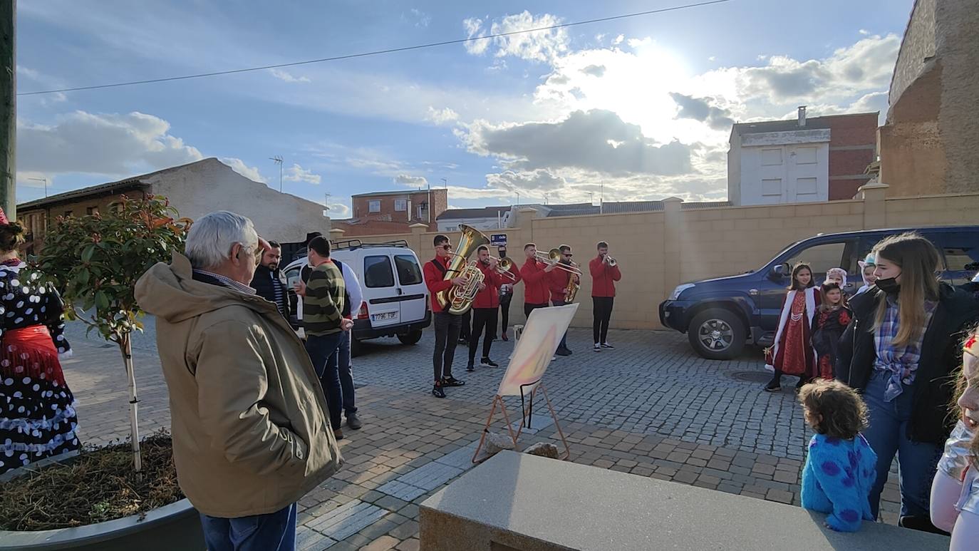 La localidad leonesa acogió los actos de esta fiesta de febrero en la que cada vecino aporta su disfraz.