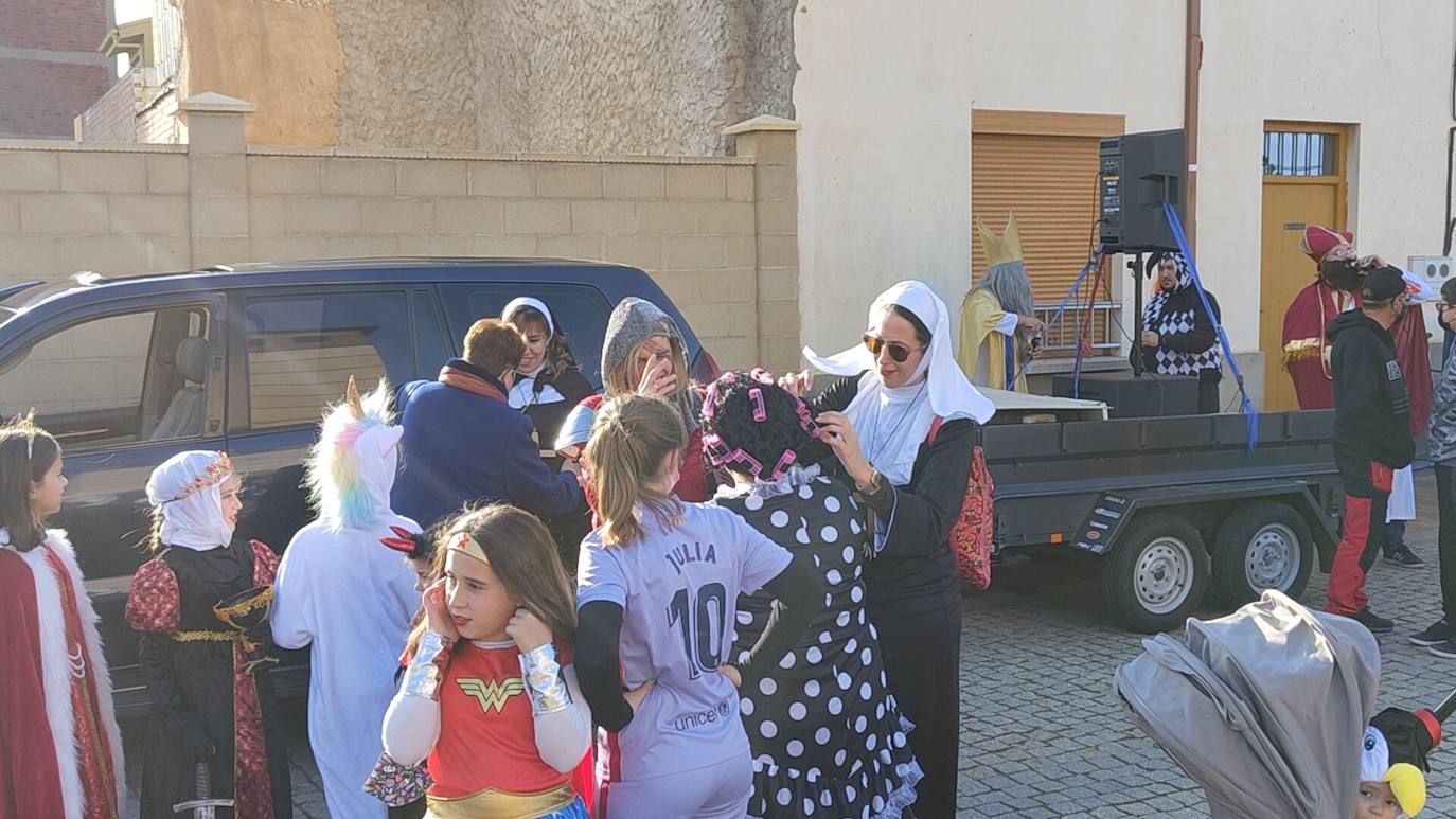 La localidad leonesa acogió los actos de esta fiesta de febrero en la que cada vecino aporta su disfraz.