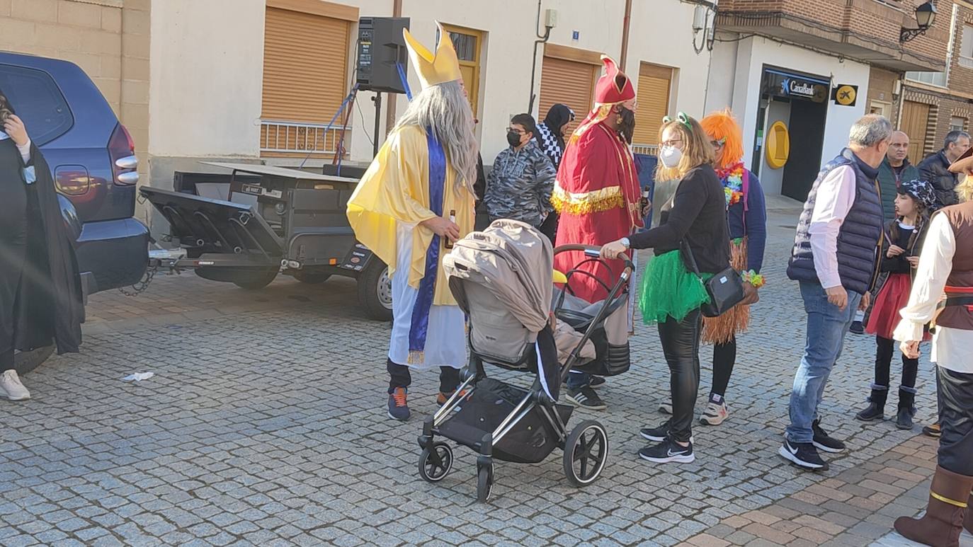 La localidad leonesa acogió los actos de esta fiesta de febrero en la que cada vecino aporta su disfraz.