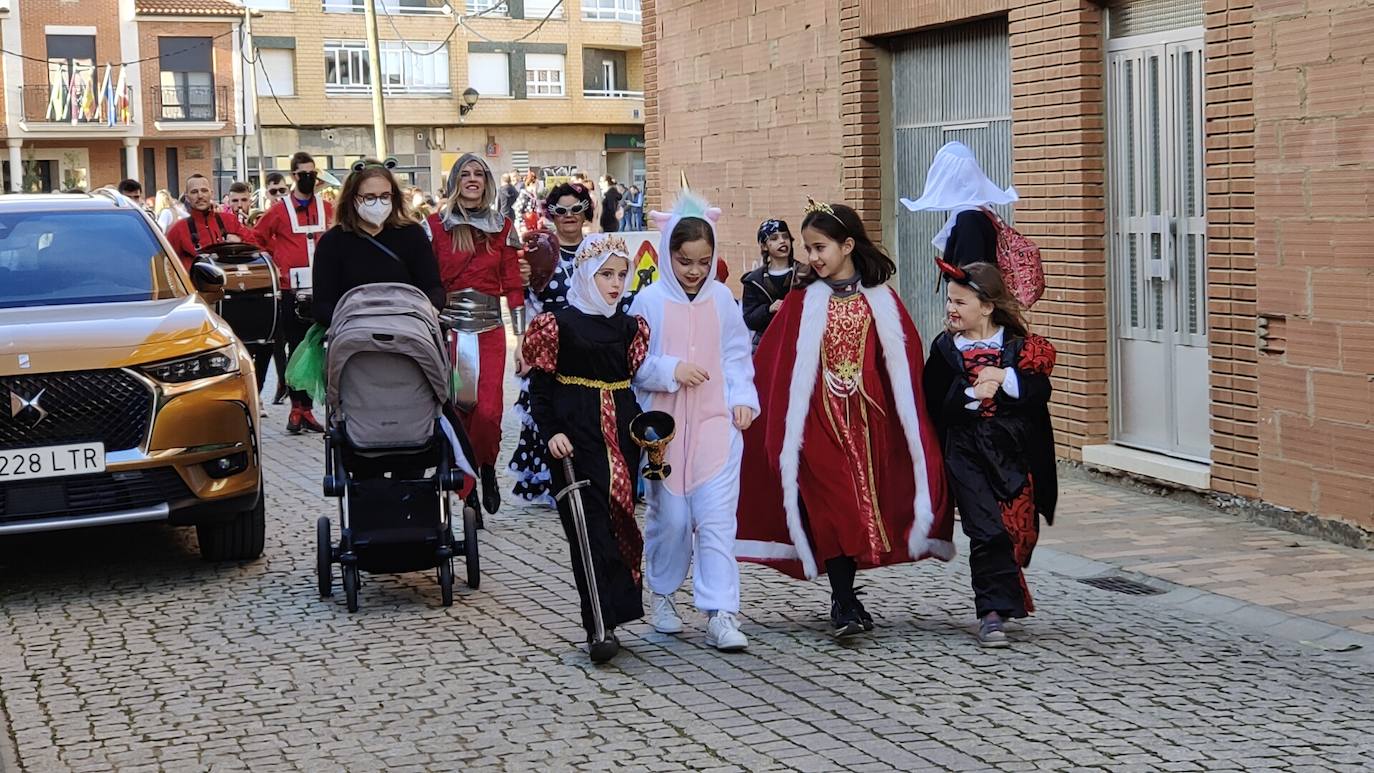 La localidad leonesa acogió los actos de esta fiesta de febrero en la que cada vecino aporta su disfraz.