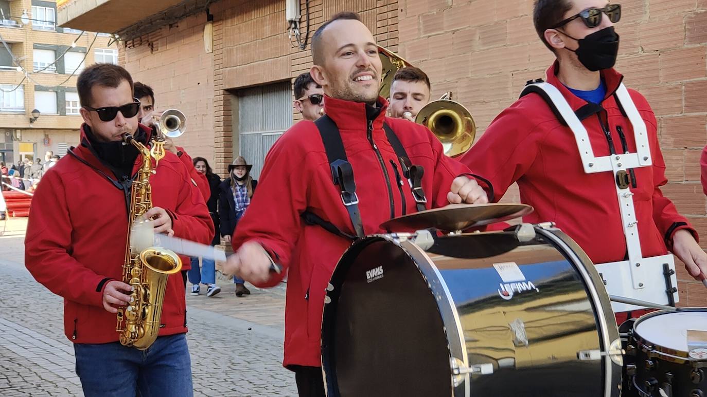 La localidad leonesa acogió los actos de esta fiesta de febrero en la que cada vecino aporta su disfraz.