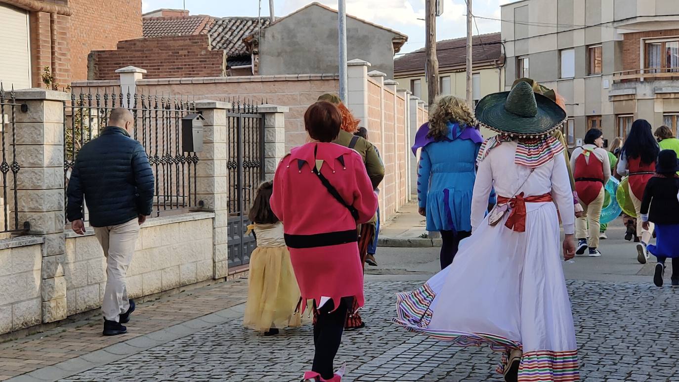 La localidad leonesa acogió los actos de esta fiesta de febrero en la que cada vecino aporta su disfraz.