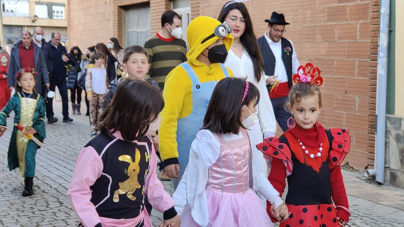 La localidad leonesa acogió los actos de esta fiesta de febrero en la que cada vecino aporta su disfraz.