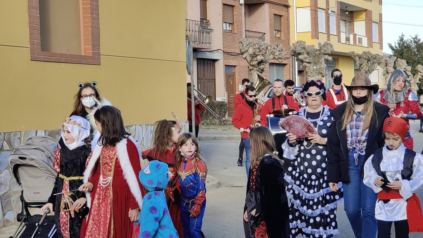 La localidad leonesa acogió los actos de esta fiesta de febrero en la que cada vecino aporta su disfraz.