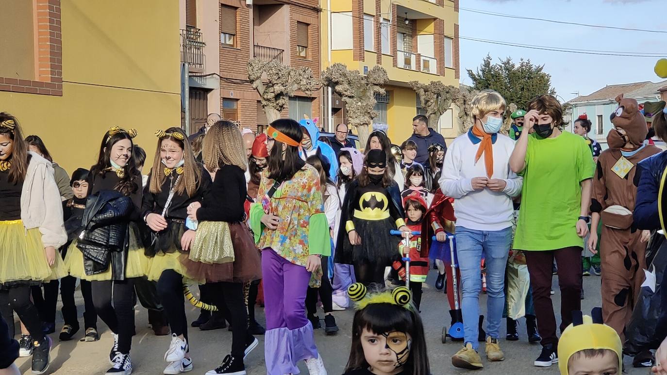 La localidad leonesa acogió los actos de esta fiesta de febrero en la que cada vecino aporta su disfraz.