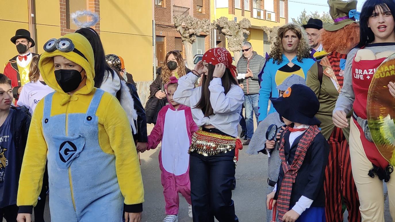 La localidad leonesa acogió los actos de esta fiesta de febrero en la que cada vecino aporta su disfraz.