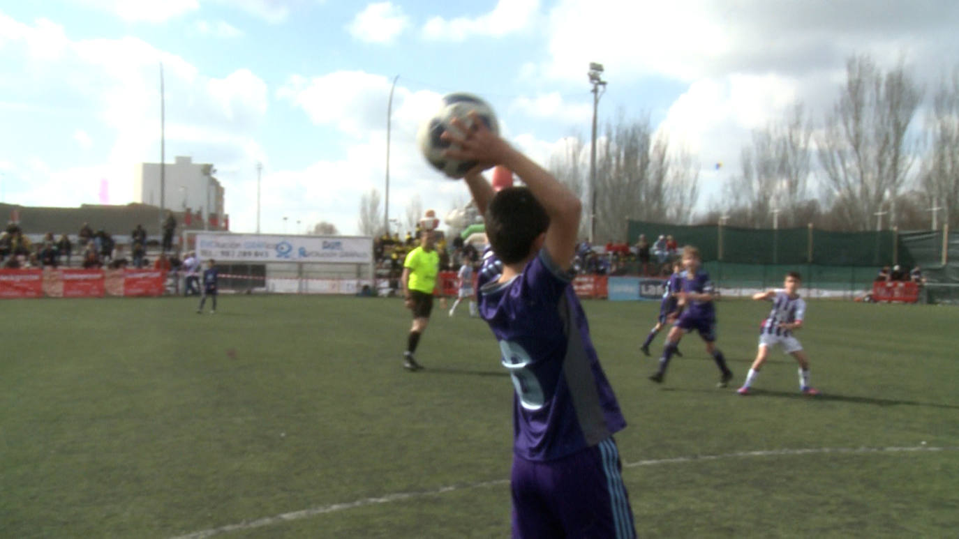 Cientos de niños disfrutan de una mañana de fútbol con el míticio utillero del Puente Castro en la memoria.