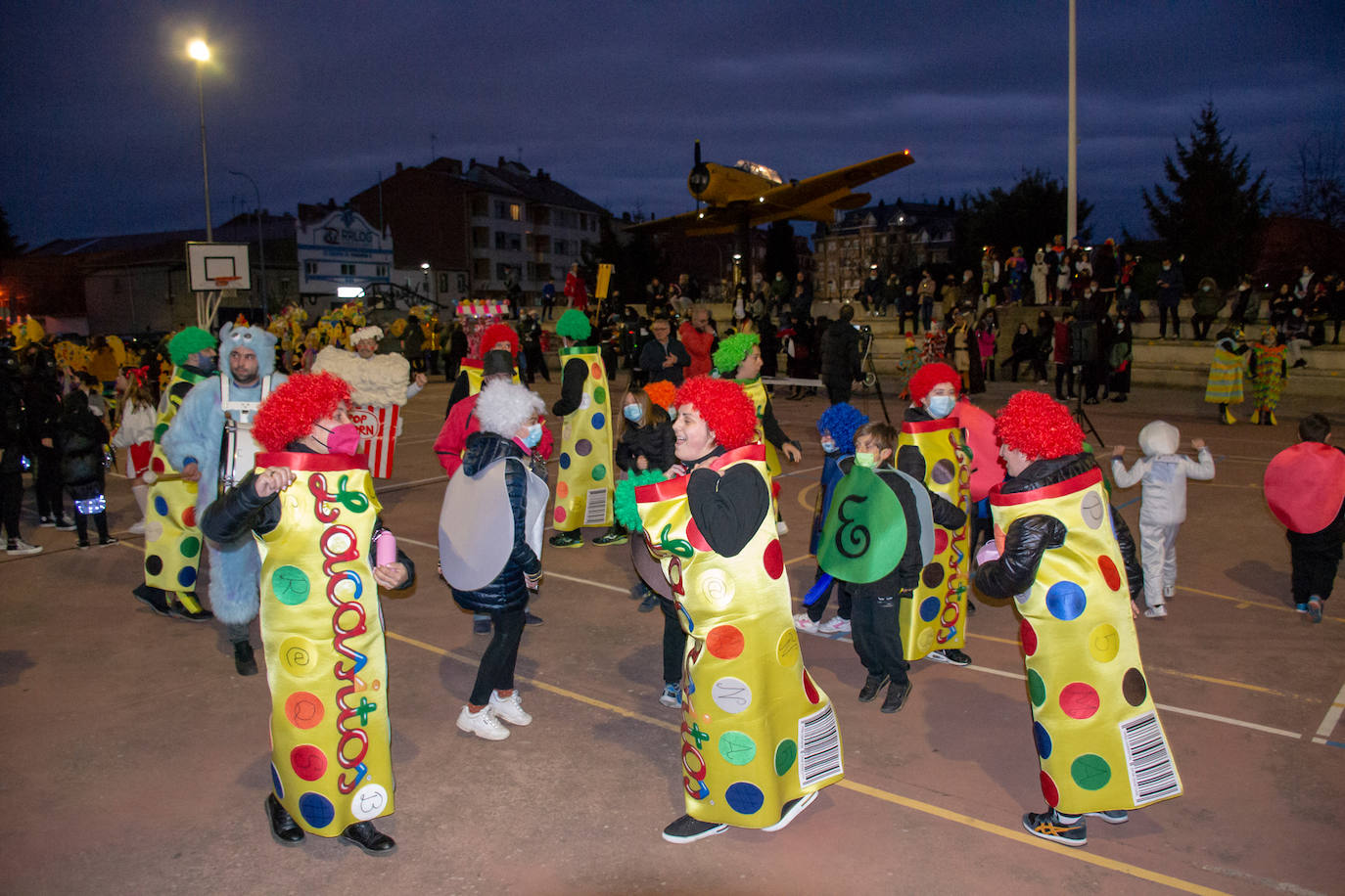 Decenas de personas se lanzan a la calle para vivir una jornada de fiesta en el municipio de Valverde de la Virgen.