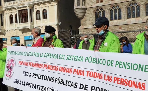 Los jubilados han celebrado una concentración para conmemorar los cuatro años de lucha por las pensiones dignas. 