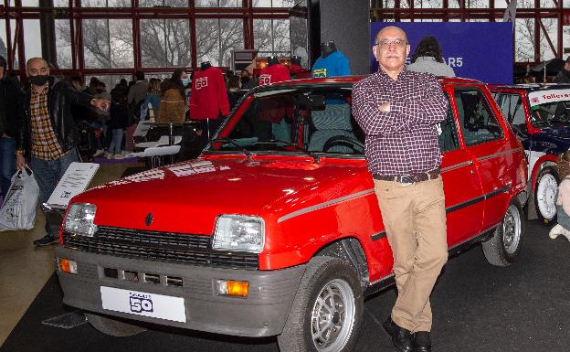 Pedro Rubio, responsable del centro patrimonial de Valladolid, junto al R5 restaurado