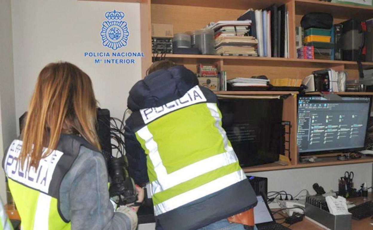 Efectivos de la Policía Nacional durante uno de los registros. 