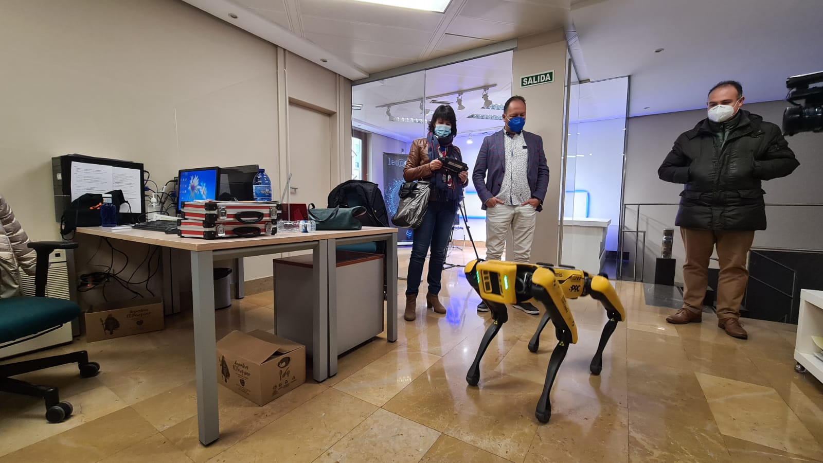 El viral cuadrúpedo, que sorprendió a todos en las calles de León hace unos meses, ha hecho parada en la redacción de este periódico digital.