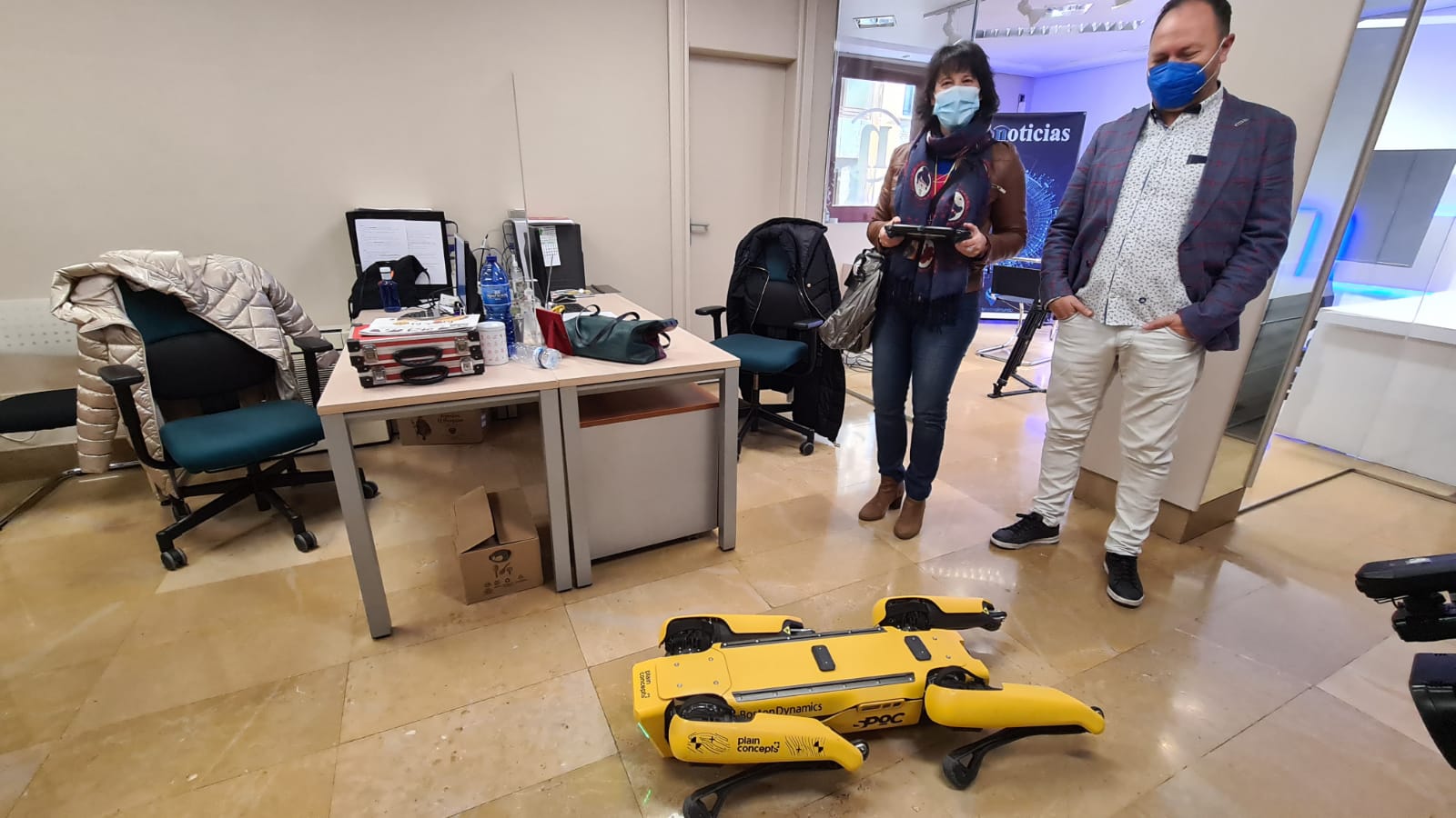 El viral cuadrúpedo, que sorprendió a todos en las calles de León hace unos meses, ha hecho parada en la redacción de este periódico digital.