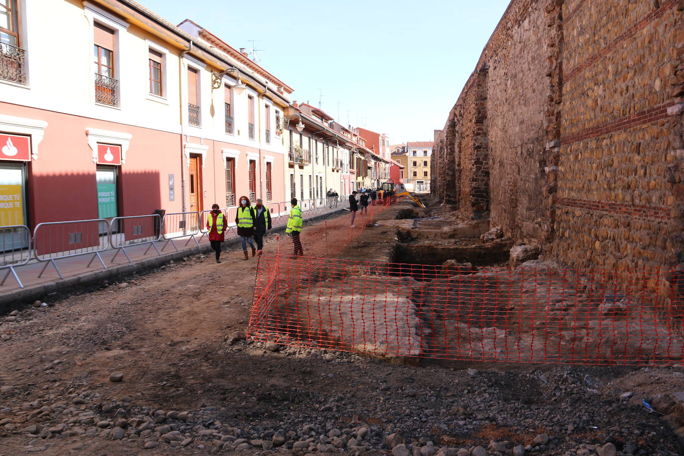 Los arqueólogos siguen buscando vestigios a la espera de dar paso a las obras de peatonalización de las calles Carreras y Los Cubos.