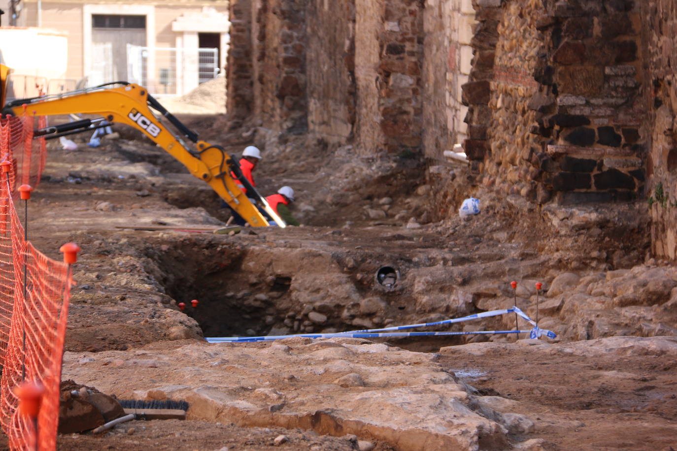 Los arqueólogos siguen buscando vestigios a la espera de dar paso a las obras de peatonalización de las calles Carreras y Los Cubos.