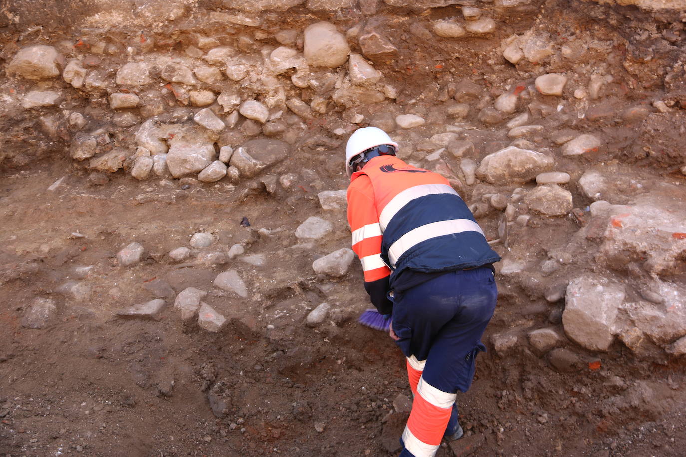 Los arqueólogos siguen buscando vestigios a la espera de dar paso a las obras de peatonalización de las calles Carreras y Los Cubos.