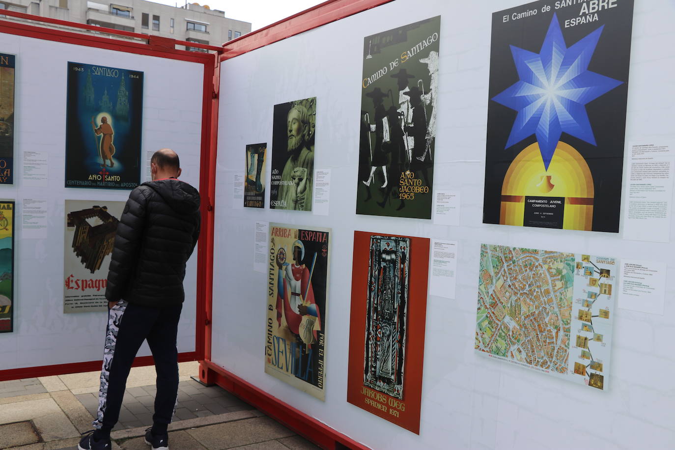 León inaugura una exposición itinerante que permanecerá todo el mes de marzo frente a San Amrcos en la que se repasa a través de 140 obras de cartelería lel último siglo de la historia del Camino de Santiago | La muestra ya ha recorrido Asturias, Galiucia, Cantabria, Navarra y Aragón y el julio cerrará su particilar camio en Nájera.