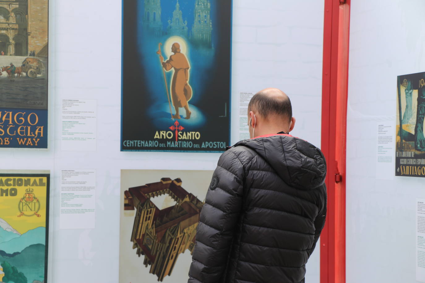 León inaugura una exposición itinerante que permanecerá todo el mes de marzo frente a San Amrcos en la que se repasa a través de 140 obras de cartelería lel último siglo de la historia del Camino de Santiago | La muestra ya ha recorrido Asturias, Galiucia, Cantabria, Navarra y Aragón y el julio cerrará su particilar camio en Nájera.