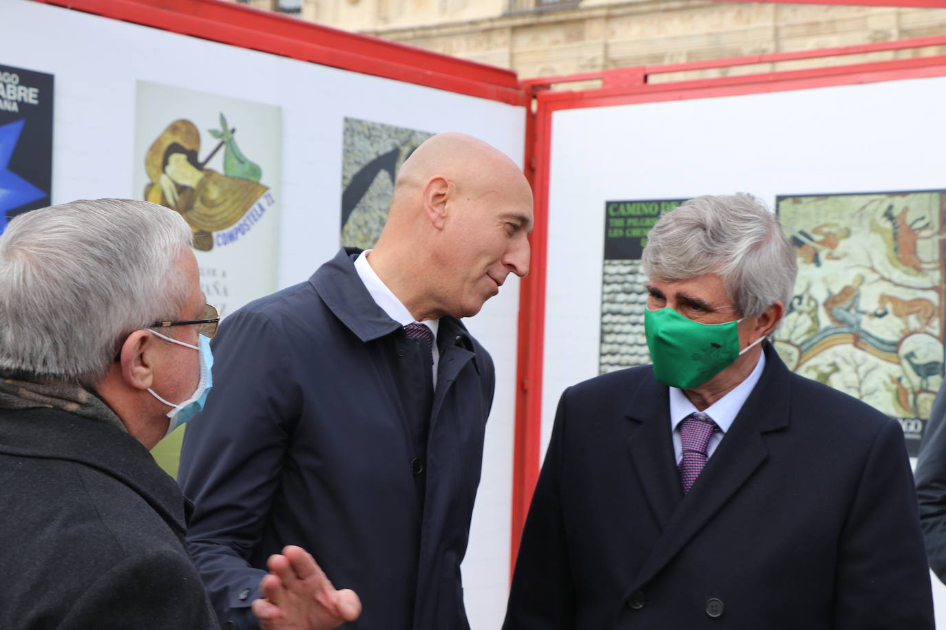 León inaugura una exposición itinerante que permanecerá todo el mes de marzo frente a San Amrcos en la que se repasa a través de 140 obras de cartelería lel último siglo de la historia del Camino de Santiago | La muestra ya ha recorrido Asturias, Galiucia, Cantabria, Navarra y Aragón y el julio cerrará su particilar camio en Nájera.