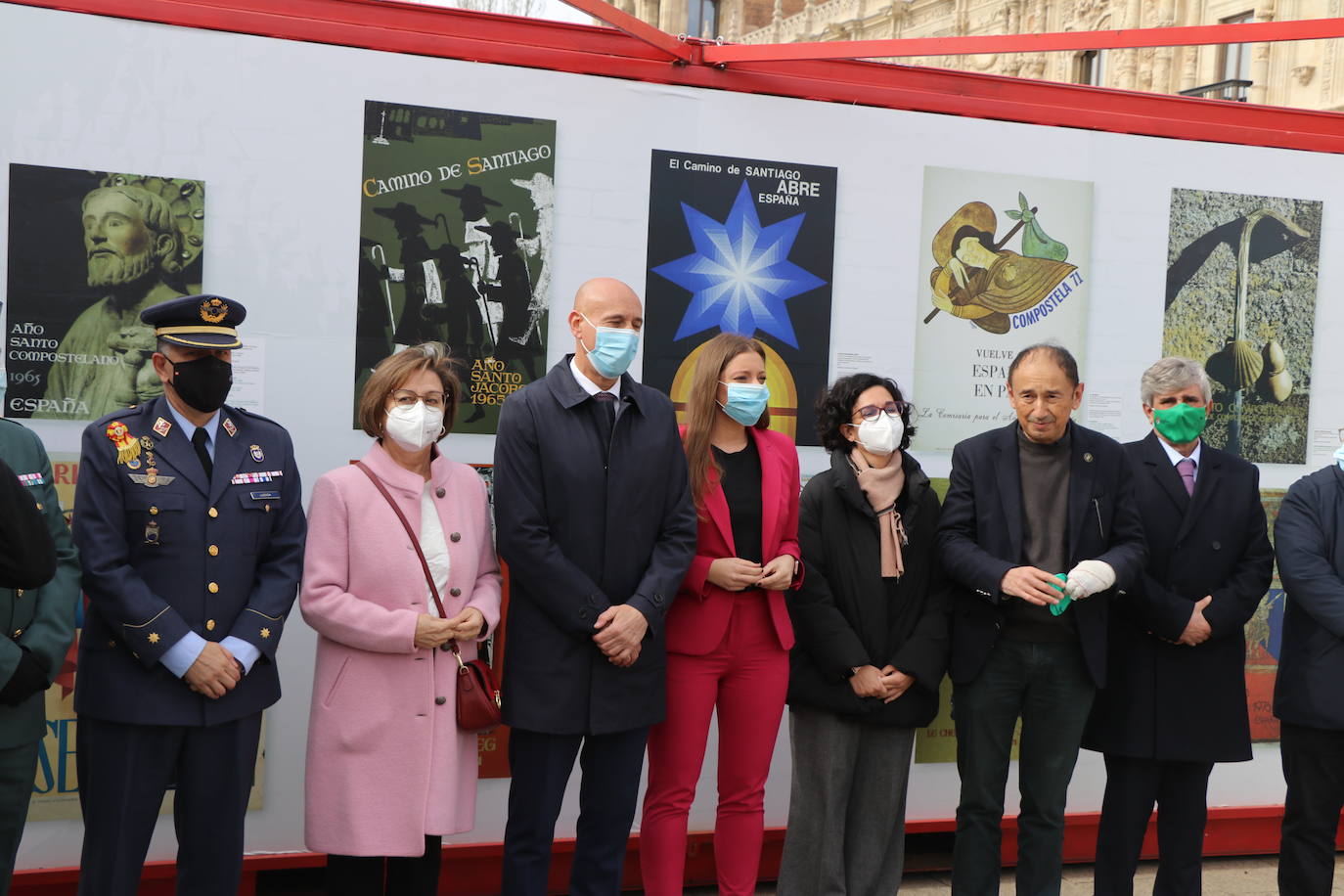 León inaugura una exposición itinerante que permanecerá todo el mes de marzo frente a San Amrcos en la que se repasa a través de 140 obras de cartelería lel último siglo de la historia del Camino de Santiago | La muestra ya ha recorrido Asturias, Galiucia, Cantabria, Navarra y Aragón y el julio cerrará su particilar camio en Nájera.