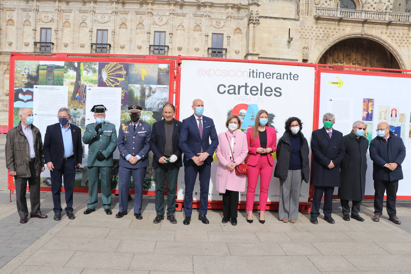 León inaugura una exposición itinerante que permanecerá todo el mes de marzo frente a San Amrcos en la que se repasa a través de 140 obras de cartelería lel último siglo de la historia del Camino de Santiago | La muestra ya ha recorrido Asturias, Galiucia, Cantabria, Navarra y Aragón y el julio cerrará su particilar camio en Nájera.