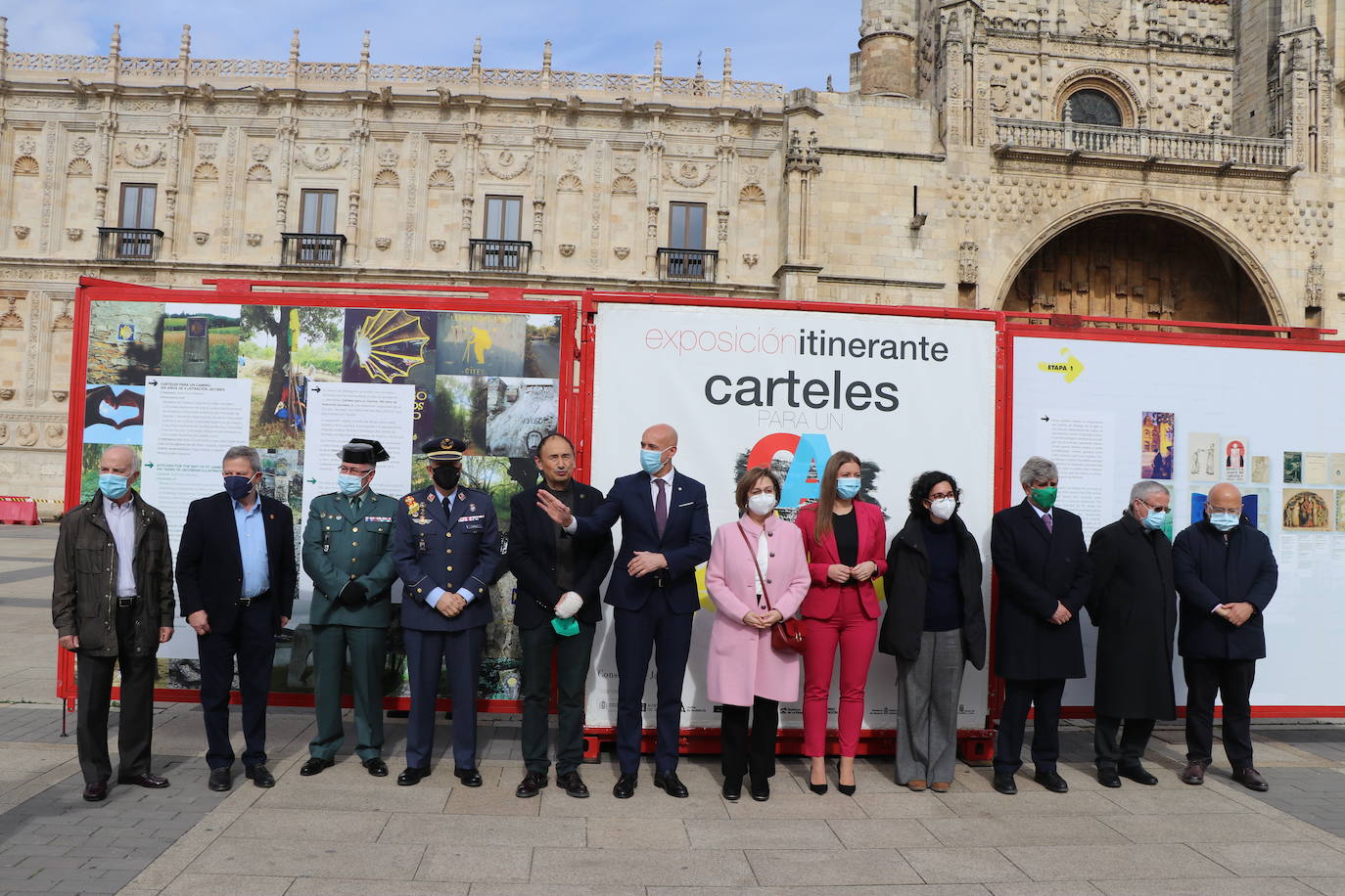 León inaugura una exposición itinerante que permanecerá todo el mes de marzo frente a San Amrcos en la que se repasa a través de 140 obras de cartelería lel último siglo de la historia del Camino de Santiago | La muestra ya ha recorrido Asturias, Galiucia, Cantabria, Navarra y Aragón y el julio cerrará su particilar camio en Nájera.