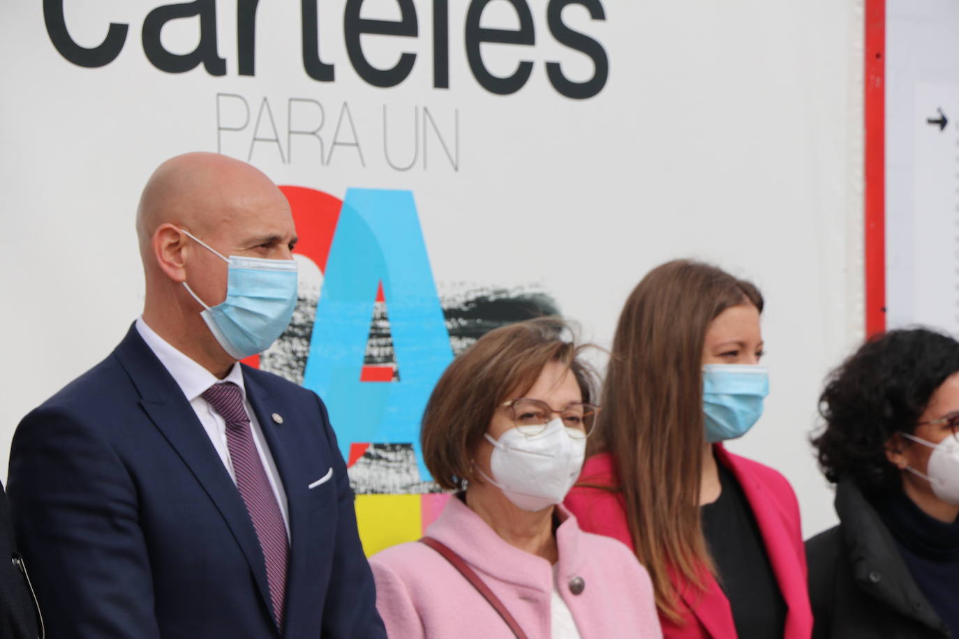 León inaugura una exposición itinerante que permanecerá todo el mes de marzo frente a San Amrcos en la que se repasa a través de 140 obras de cartelería lel último siglo de la historia del Camino de Santiago | La muestra ya ha recorrido Asturias, Galiucia, Cantabria, Navarra y Aragón y el julio cerrará su particilar camio en Nájera.