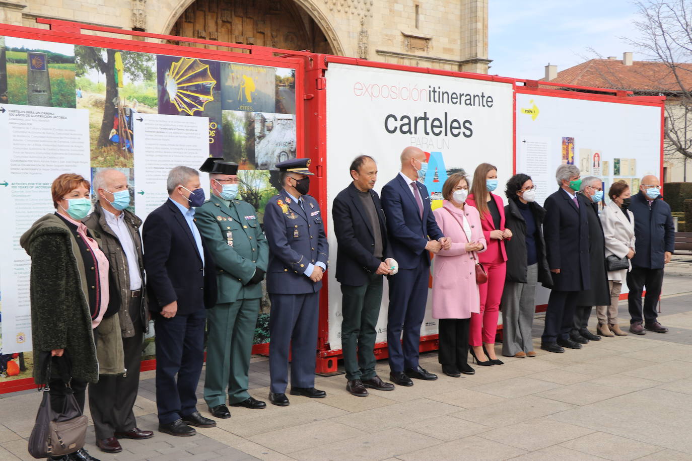 León inaugura una exposición itinerante que permanecerá todo el mes de marzo frente a San Amrcos en la que se repasa a través de 140 obras de cartelería lel último siglo de la historia del Camino de Santiago | La muestra ya ha recorrido Asturias, Galiucia, Cantabria, Navarra y Aragón y el julio cerrará su particilar camio en Nájera.