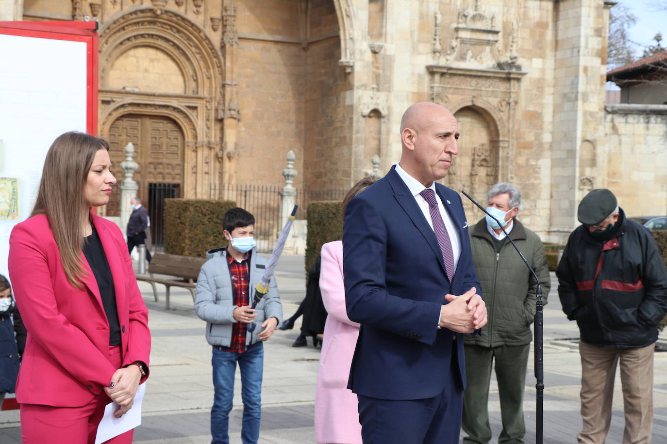 León inaugura una exposición itinerante que permanecerá todo el mes de marzo frente a San Amrcos en la que se repasa a través de 140 obras de cartelería lel último siglo de la historia del Camino de Santiago | La muestra ya ha recorrido Asturias, Galiucia, Cantabria, Navarra y Aragón y el julio cerrará su particilar camio en Nájera.