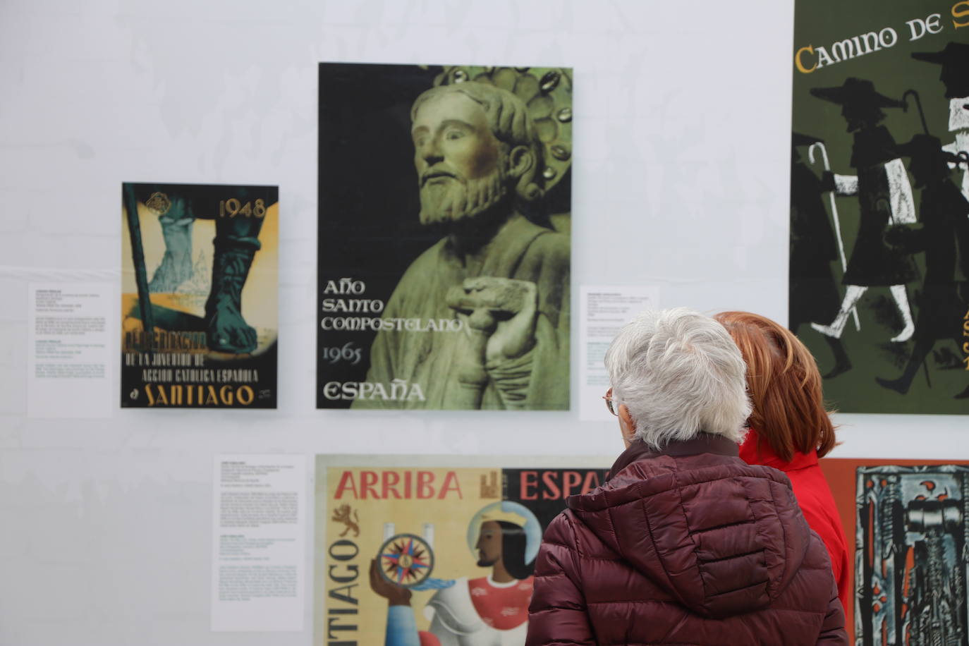 León inaugura una exposición itinerante que permanecerá todo el mes de marzo frente a San Amrcos en la que se repasa a través de 140 obras de cartelería lel último siglo de la historia del Camino de Santiago | La muestra ya ha recorrido Asturias, Galiucia, Cantabria, Navarra y Aragón y el julio cerrará su particilar camio en Nájera.