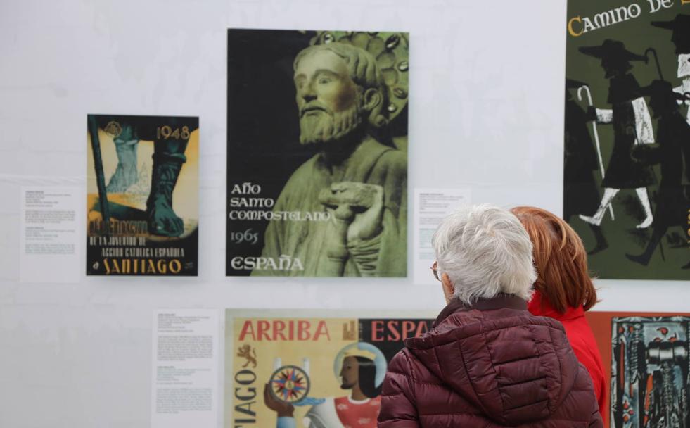 León acoge durante todo el mes de marzo la exposición itinerante 'Carteles para un Camino, 100 años de ilustración jacobea' frente a San Marcos.