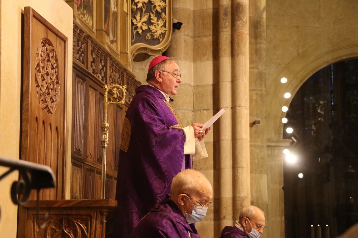 El obispo impone la ceniza en la Catedral de León. 