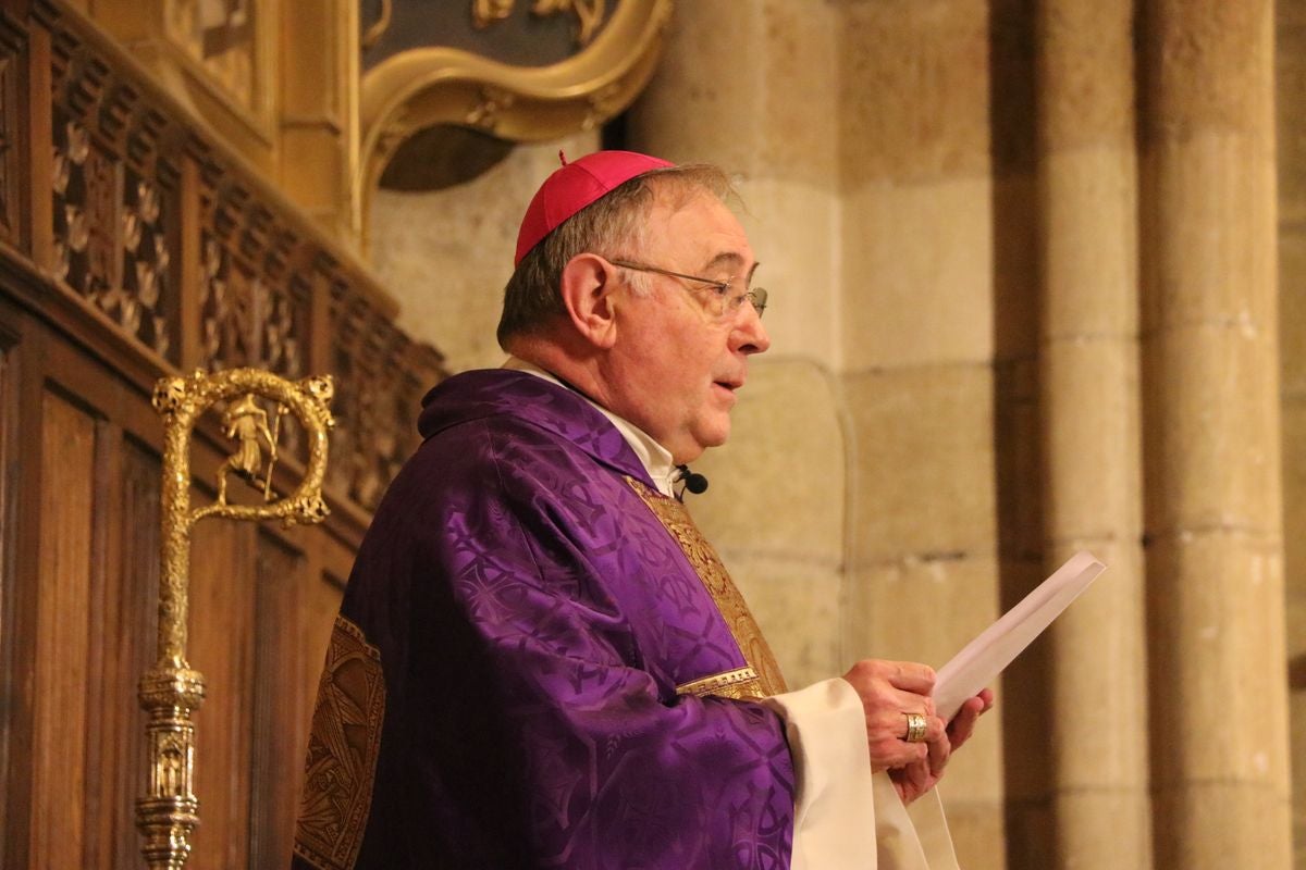 El obispo impone la ceniza en la Catedral de León. 