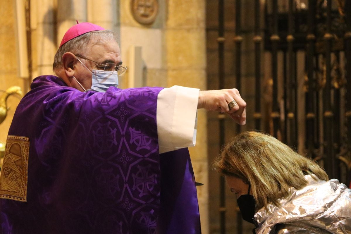 El obispo impone la ceniza en la Catedral de León. 