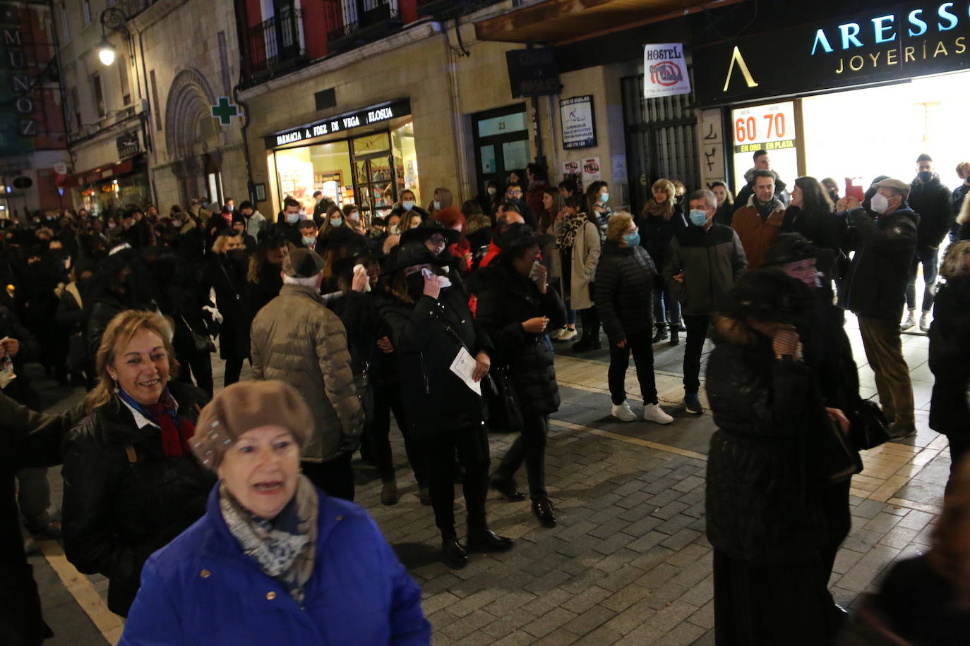 Fiscal, monaguillo y obispo presiden el cortejo fúnebre de Doña Sardina que da la bienvenida a la Cuaresma.